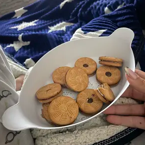 Petisqueira branca sendo usada para servir biscoitos