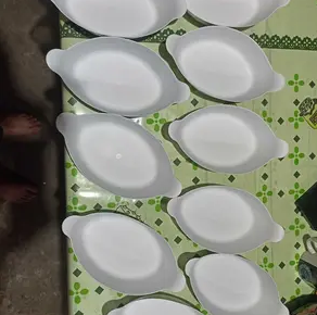 Várias petisqueiras brancas organizadas sobre uma mesa